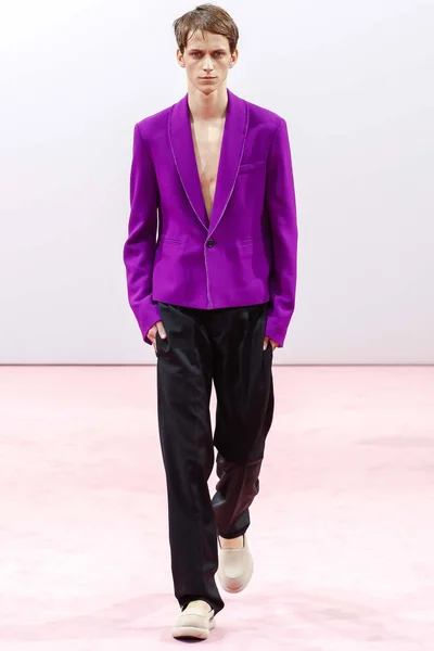 Look 16